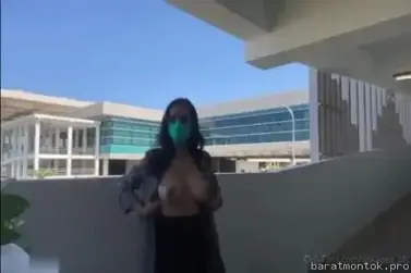 Cewek cantik coli pamer body di tempat umum